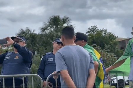 Vídeos mostram PMs assistindo invasão e conversando com bolsonaristas durante atos terroristas