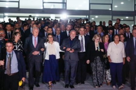 Em gesto simbólico de defesa da democracia, Lula, ministros do STF e governadores desceram a rampa do Planalto e foram juntos ao prédio da Suprema Corte. Foto: Ricardo Stuckert