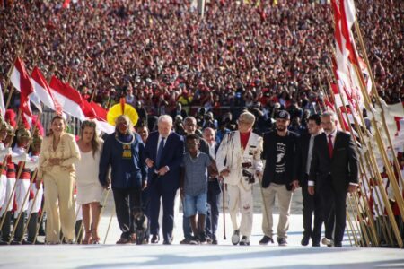 Saiba quem são as oito pessoas que entregaram a faixa presidencial a Lula