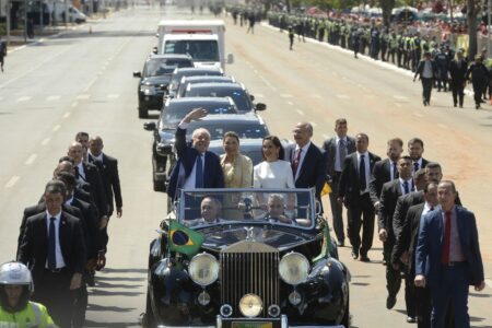 Após desfile em carro aberto, Lula e Alckmin são recebidos no Congresso Nacional