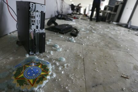 Móveis e janelas danificadas no Palácio do Planalto. Foto: Marcelo Camargo/Agência Brasil
