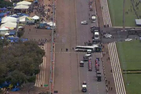 Ação para desmontar acampamento iniciou na manhã desta segunda (Reprodução/TV Globo)