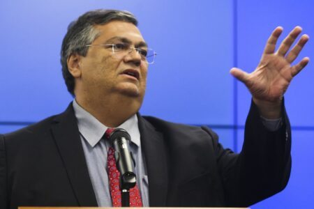 Dino afirma que ataques foram materialização de discurso de ódio e responsabiliza Bolsonaro