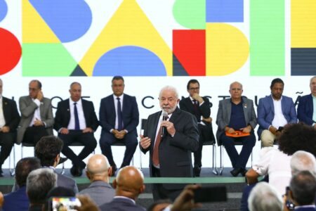 O presidente Luiz Inácio Lula da Silva participa de encontro com dirigentes de centrais sindicais, no Palácio do Planalto | Foto: Marcelo Camargo/Agência Brasil