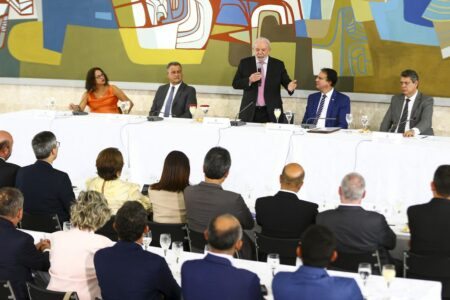 O presidente Luiz Inácio Lula da Silva participa de reunião com reitores das universidades federais do país e dos institutos federais de ensino, no Palácio do Planalto |  Foto: Marcelo Camargo/Agência Brasil