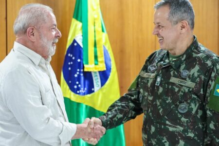 Lula segue desbolsonarização, demite mais 11 militares da Presidência e chega a 100 dispensas