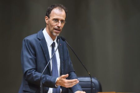 Marcelo Sgarbossa, em foto de arquivo, na tribuna da Câmara de Porto Alegre | Foto: Divulgação/CMPA