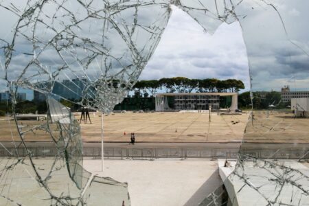 Janelas danificadas no Palácio do Planalto após atos terroristas. Foto: Fabio Rodrigues Pozzebom/Agência Brasil