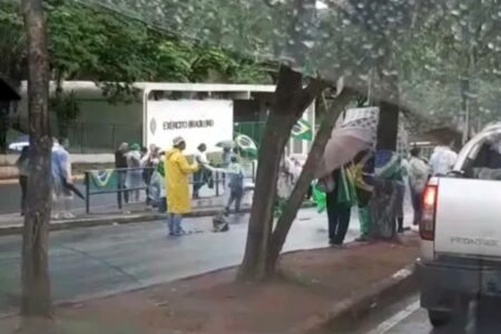 Manifestantes na Avenida Raja Gabaglia, em BH, neste sábado. Foto: Reprodução
