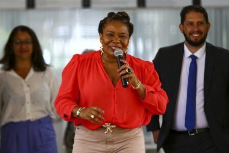 A ministra da Cultura, Margareth Menezes, recebe servidores que estavam realocados no Ministério do Turismo. Foto: Marcelo Camargo/Agência Brasil