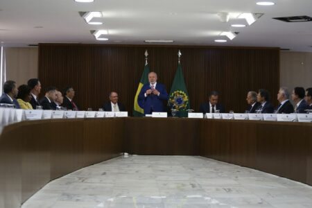 Em reunião ministerial, Lula diz que quem fizer algo errado será convidado a deixar o governo